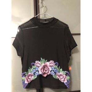 🔸Sheer embroidered crop top